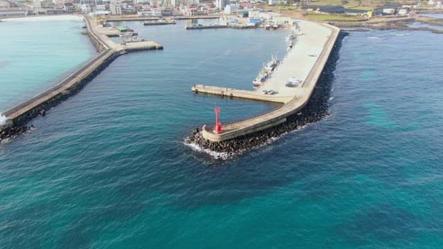 빨간 등대가 있는 해안 항구