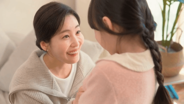 엄마와 딸이 즐거운 순간을 나누는 모습