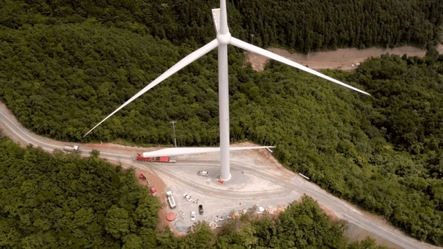 푸른 산 위의 풍력 터빈