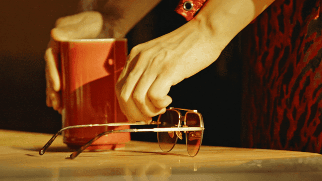 선글라스를 집어 드는 손