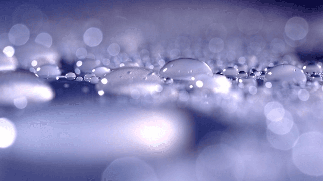 청보라색 표면 위 물방울