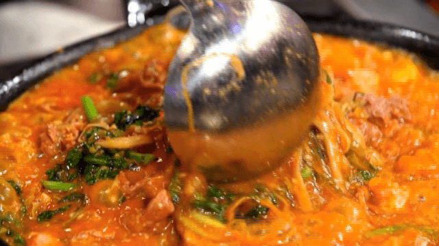 야채와 면이 들어간 매운 한국 찌개