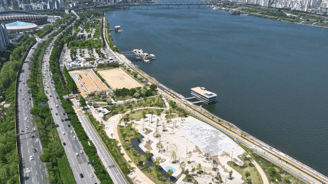 강변의 활발한 도로