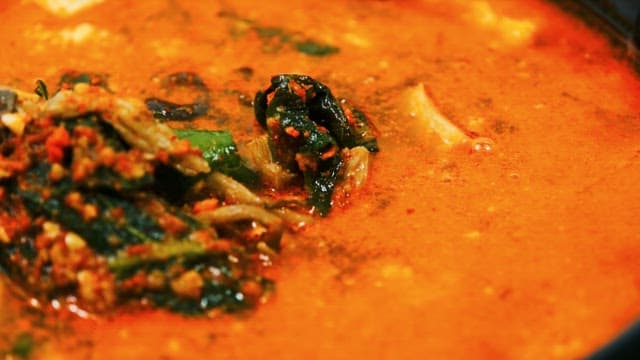 냄비에 담긴 매운 전통 한국 찌개