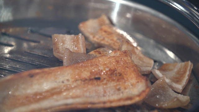 가위로 자르는 익은 돼지껍데기