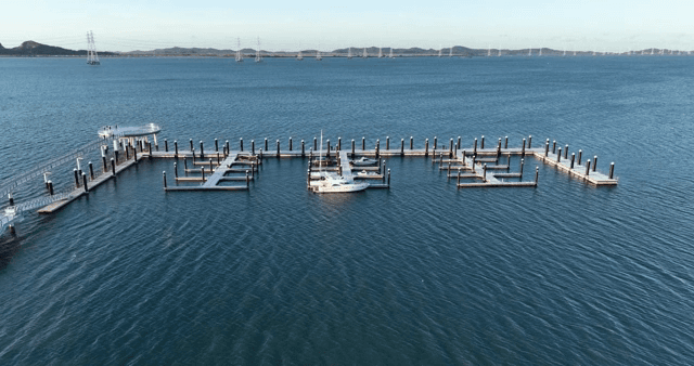 요트가 정박한 고요한 마리나