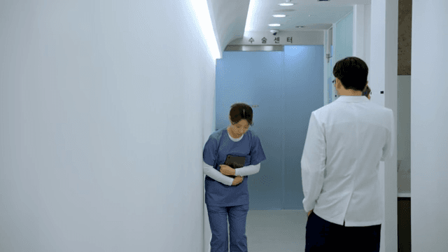 복도에서 인사하는 간호사와 의사