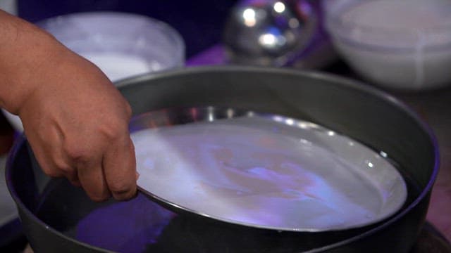 뜨거운 물 위에 올리는 전분 반죽이 깔린 쟁반