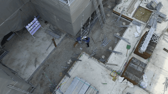 비계를 조립하는 건설 작업자들