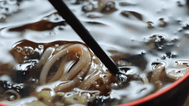 젓가락으로 휘젓는 소바