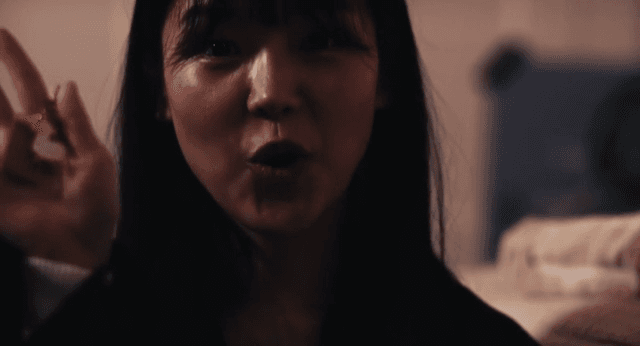 선물을 받고 좋아하는 여성