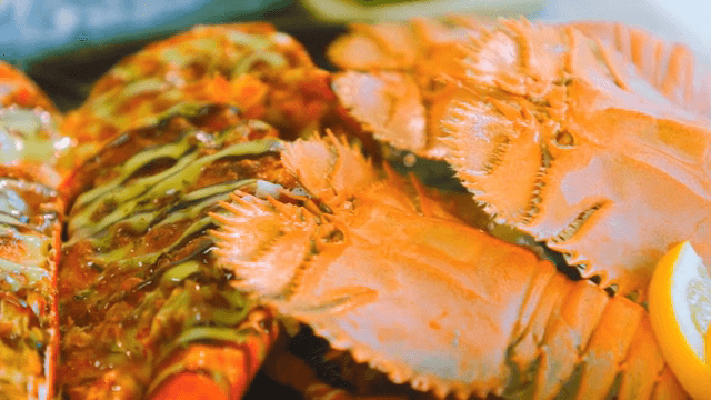 소스를 곁들인 구운 랍스터