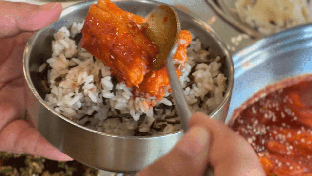 제주 톳밥 위에 올려지는 매운 순살 갈치조림