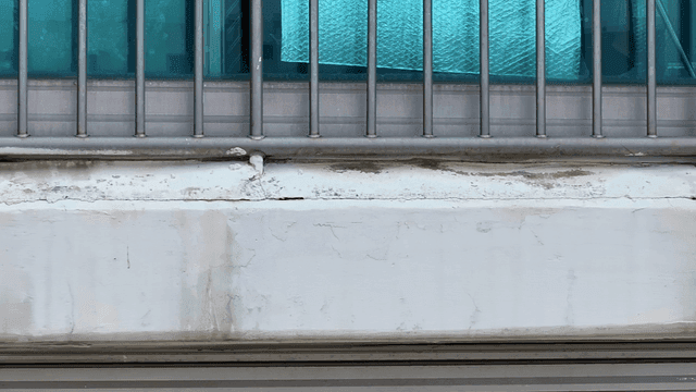 창문이 있는 건물 외벽의 근접 촬영