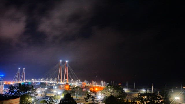 밤에 밝게 빛나는 다리