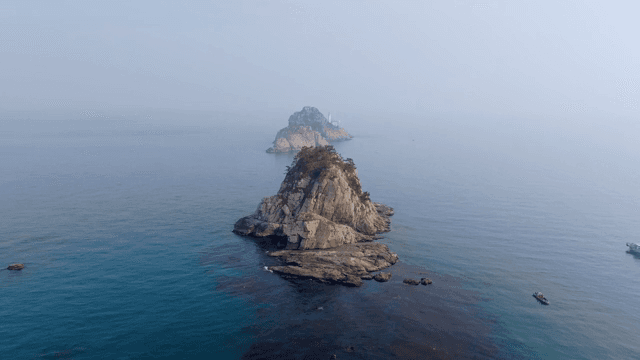 잔잔한 바다의 바위섬