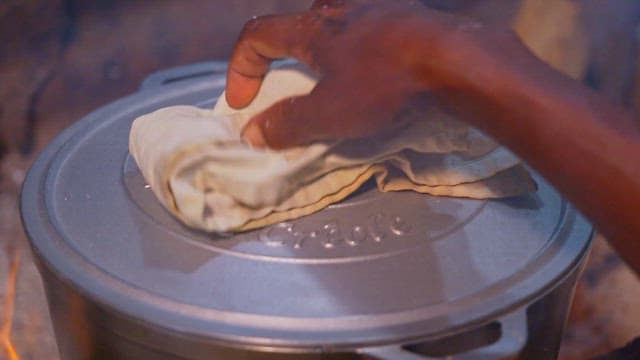 커다란 냄비에서 요리 중인 생선 카레