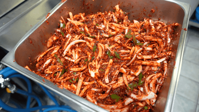 스테인리스 용기에 담긴 김치 고추가루 속재료