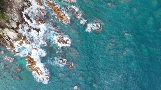 파도가 부딪히는 바위 해안선