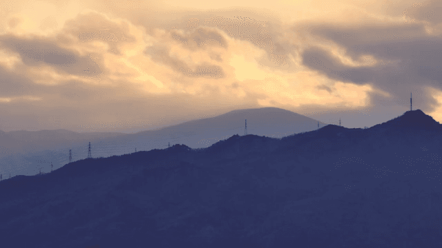구름과 함께 일출의 산