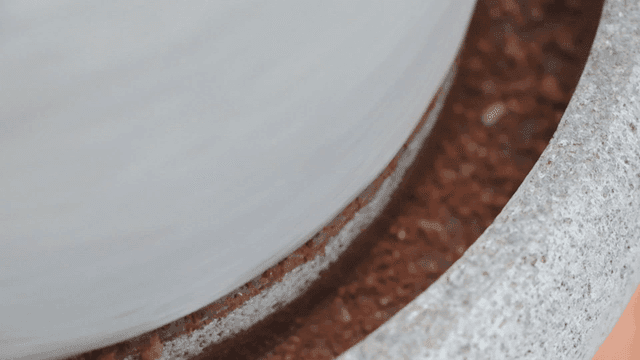 전통 현무암 맷돌에 의해 갈리는 커피 콩