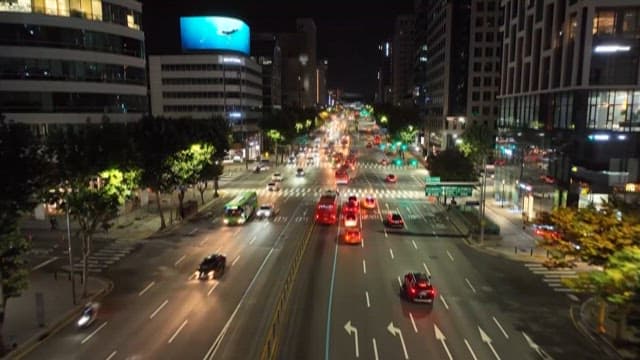 밤에 분주한 도시의 거리