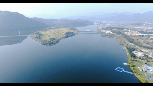 다리와 산이 있는 고요한 섬