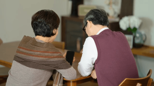 실내에서 영상통화를 하는 노부부
