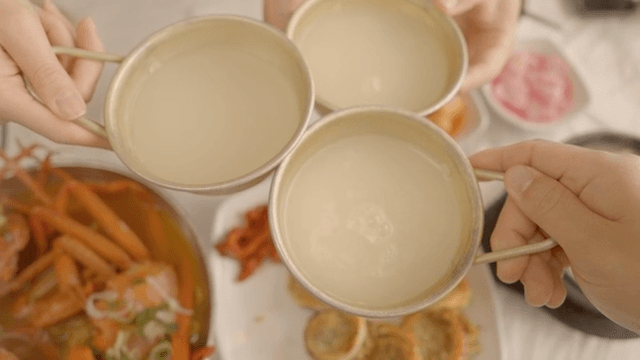 한식을 먹으며 막걸리 건배하기