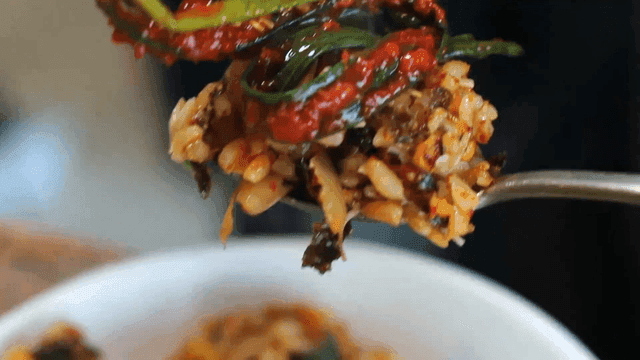 볶음밥 한 숟가락에 올리는 파김치