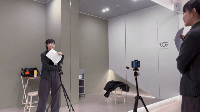 거울이 있는 방에서 연습하는 여성