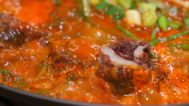 Boiling stew made with sundae, mushrooms, and vegetables