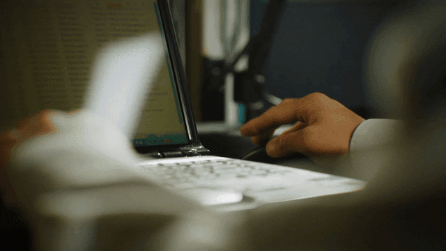 사무실에서 마우스를 사용하는 손