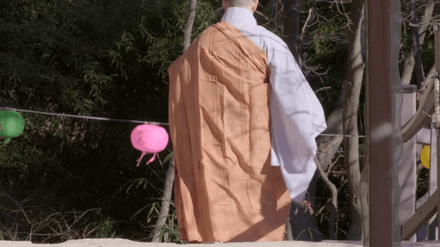 고요한 숲속을 걷는 승려