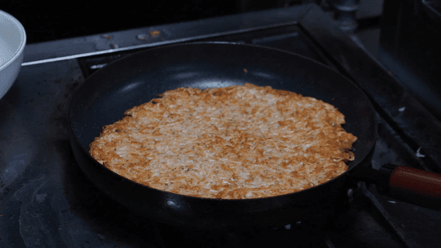 팬에서 요리 중인 바삭한 새우전