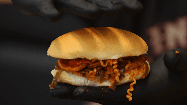 라면과 채소가 들어간 부대찌개 샌드위치