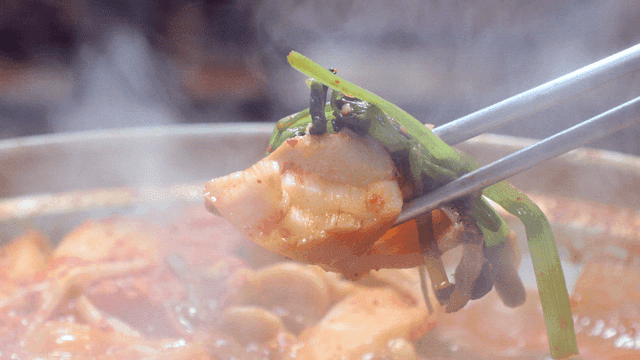 Daegu soup picked up with chopsticks