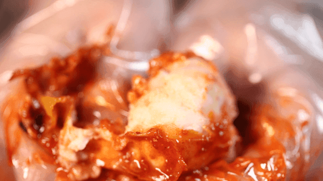 Seasoned crab and seafood stew that comes out when you squeeze your hands