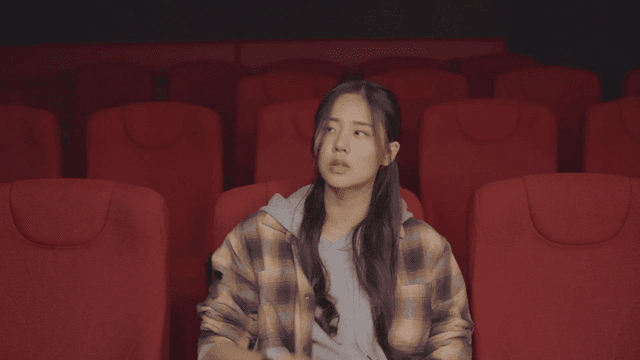 영화관에 혼자 앉아 있는 여성