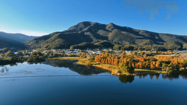다리와 산이 있는 고요한 호수