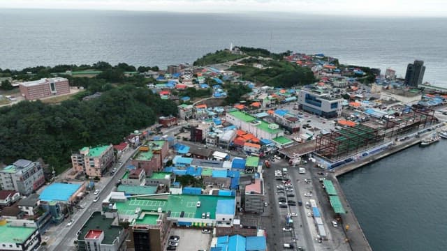 다채로운 지붕의 해안 마을