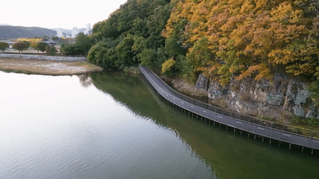 산으로 둘러싸인 고요한 강