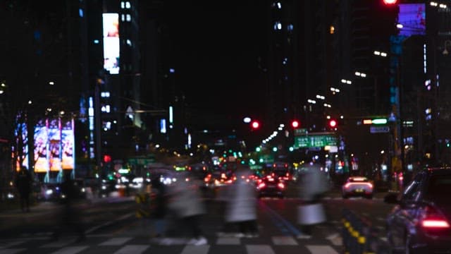 밤에 붐비는 도시의 거리