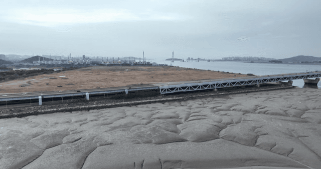 강과 황무지 위 도로