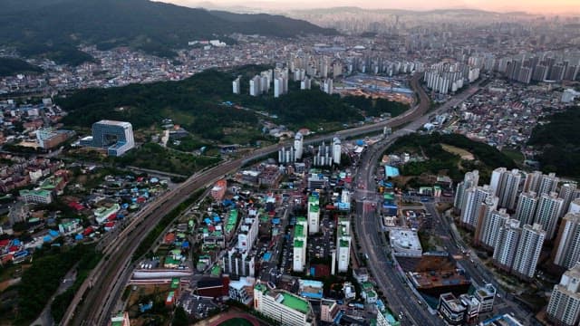 먼 산이 보이는 광활한 도시