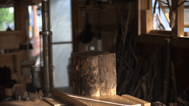 햇볕드는 목공 작업실의 통나무 블록