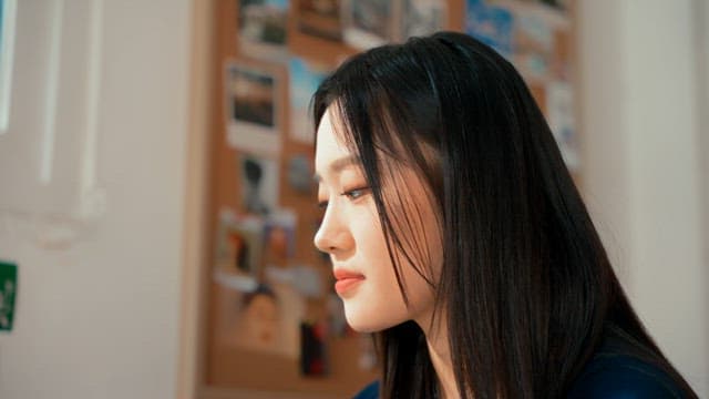 실내에서 식사를 즐기는 여성