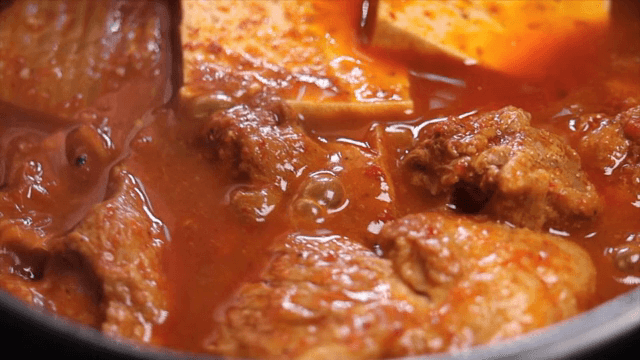 두부와 고기가 들어간 김치찜이 끓는 모습