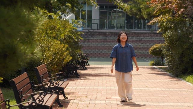 공원에서 즐겁게 달리는 여성