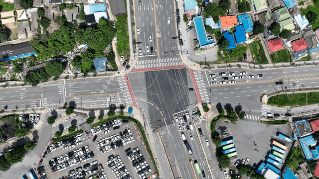 교통량이 많은 도시 교차로